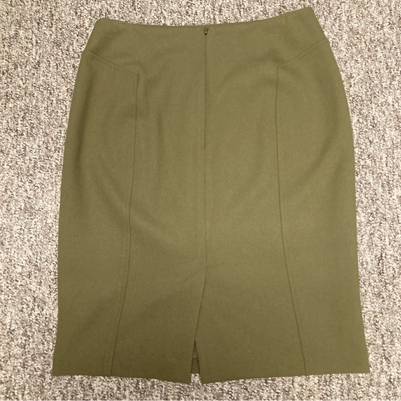 NWOT Halogen pencil skirt fully lined size 6. Back zip. Back vent slit - Picture 6 of 11